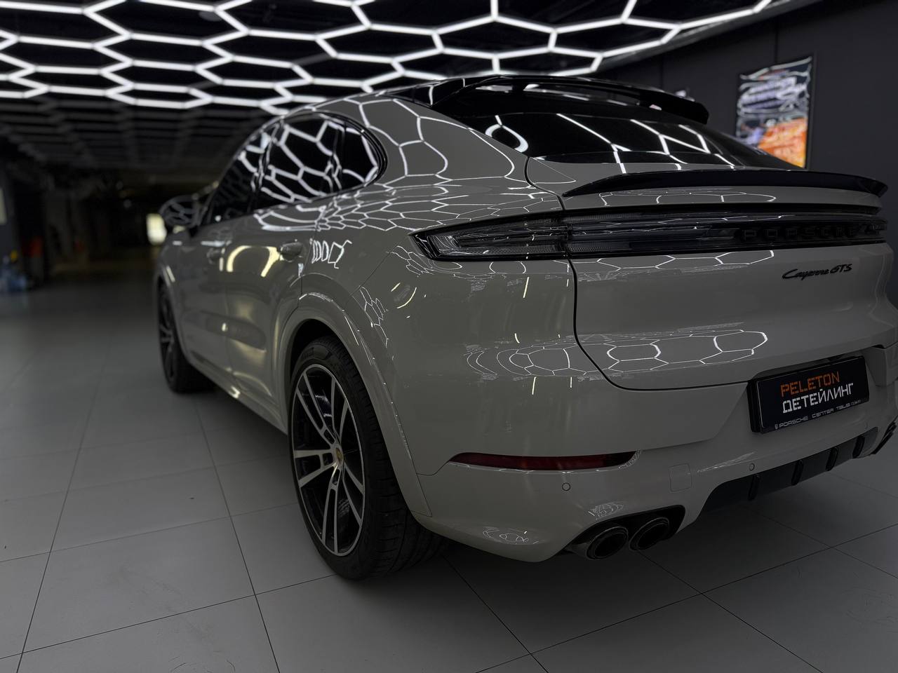 Оклейка Porsche Cayenne GTS в полиуретановую пленку 230 мкм: максимальная защита для максимального автомобиля